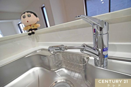 キッチン キッチンには自由度の高いシャワー付きの水栓を使用。
シンクの壁面にも直接水をかけることができるので、洗剤の洗い残しなどのリスクを少なくします。