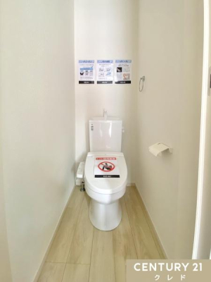 トイレ 白を基調としたウォシュレット付きのトイレです。
室内はライフスタイルに合わせやすいシンプルな造り。
温水洗浄・便座暖房機能の付いたトイレは、肌への負担に配慮し、快適な生活をサポートします。