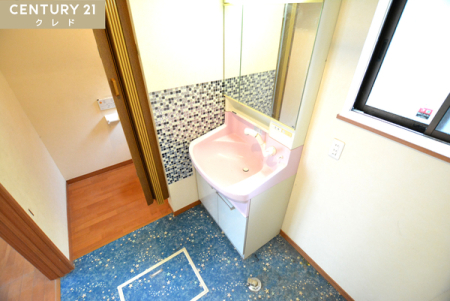 洗面台・洗面所 ブルーモザイクタイルの壁と星柄の床がオシャレな洗面室！ピンクの可愛らしい三面鏡付洗面化粧台完備！鏡裏に小物を収納できるスペースがあります！オシャレなだけではなく機能的だと嬉しいですね！
